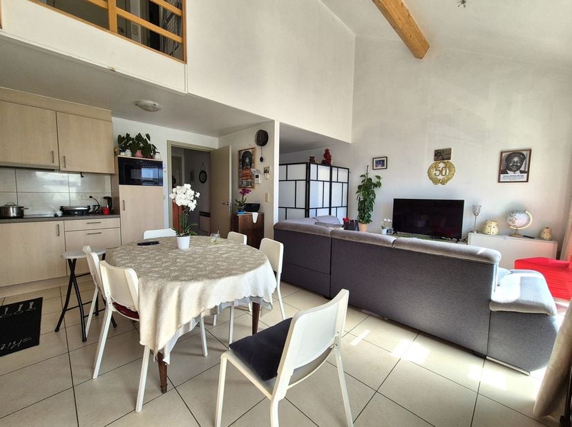 Mooi appartement van 65m² met 1 slaapkamer (of 2 als men een inham van de leefruimte ook als slaapvertrek gebruikt zoals op de foto's). Bewoning in de