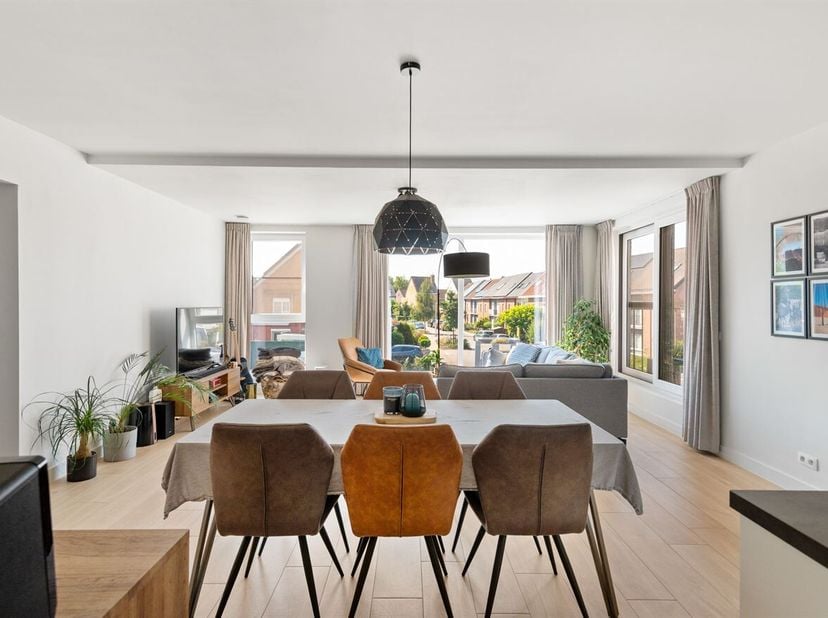 Appartement BEN avec terrasse ensoleillée et place de parking souterraine à Niel<br />
Situé dans un quartier calme et agréable de Niel, cet apparteme