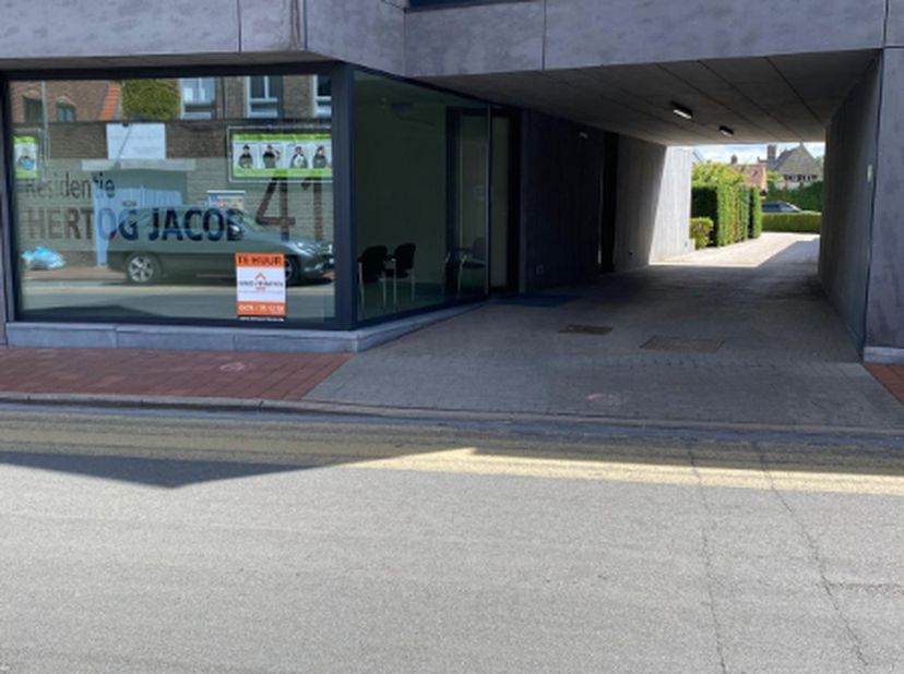 Dit gelijkvloers appartement is doordat het langs achter is gelegen zeer rustig en geniet van een grote privacy. Centraal gelegen en vlotte verbinding