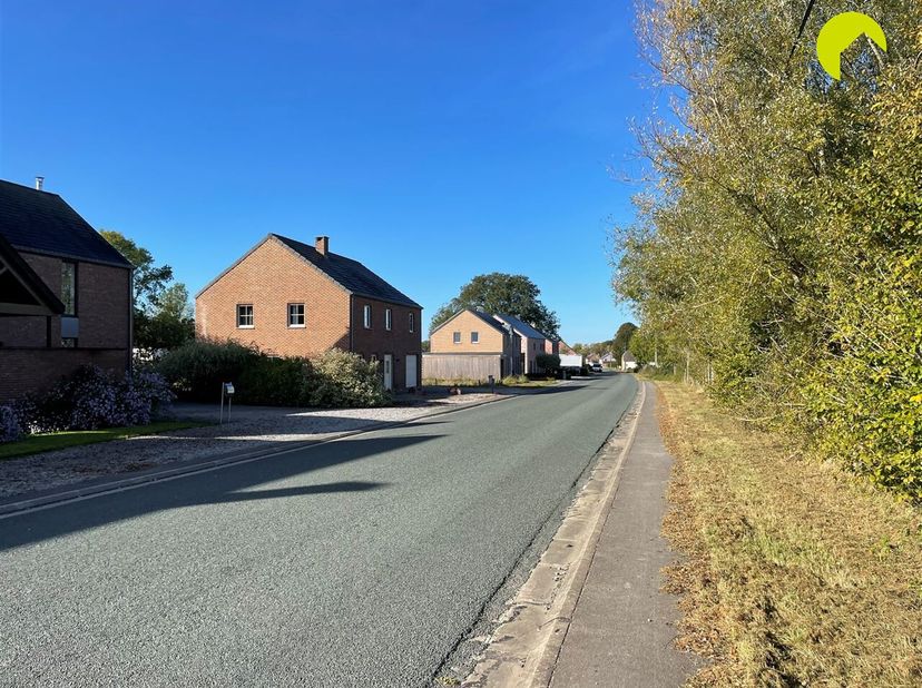 Vlakbij de Frans-Belgische grens, ter hoogte van Chimay, vinden we deze grond met een totale grondoppervlakte van 4.268m² en een breedte van 21m. <br