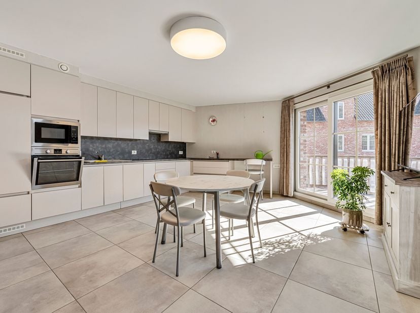 Gezellig appartement met 2 slaapkamers en veel lichtinval, dicht bij alle voorzieningen. Gebouwd in 2016 en voorzien van een EPC A.<br />
Troeven:<br