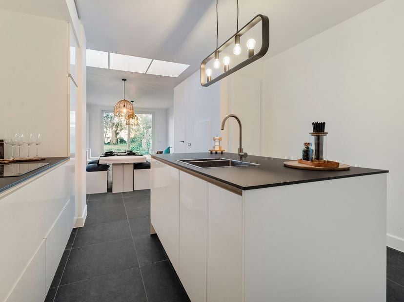 Gerenoveerde woning met 3 slaapkamers te koop in Menen<br />
Bij het binnenkomen word je verwelkomd in de inkomhal met een handige berging/technische