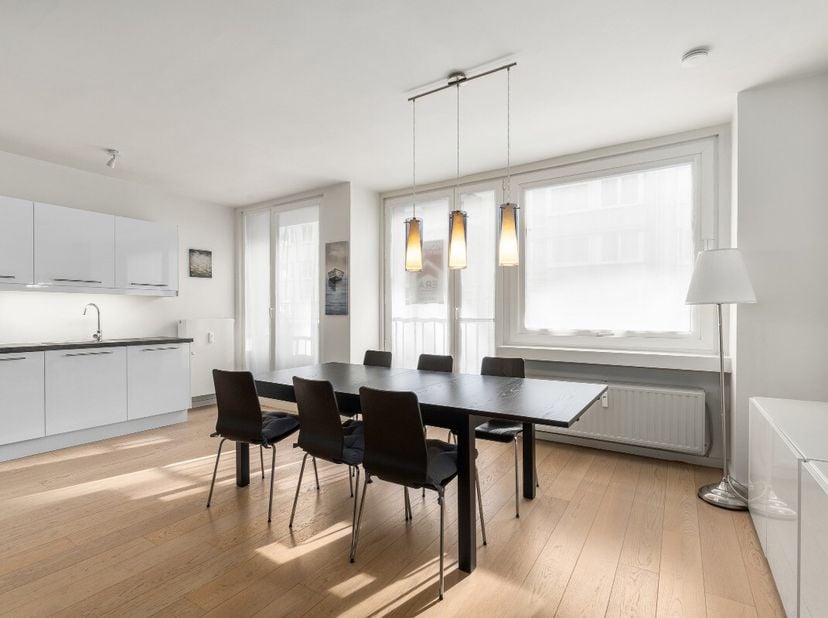 Te koop: ruim appartement in het centrum van Oostende op wandelafstand van de zeedijk, het centrum en openbaar vervoer. Dit appartement biedt een comf