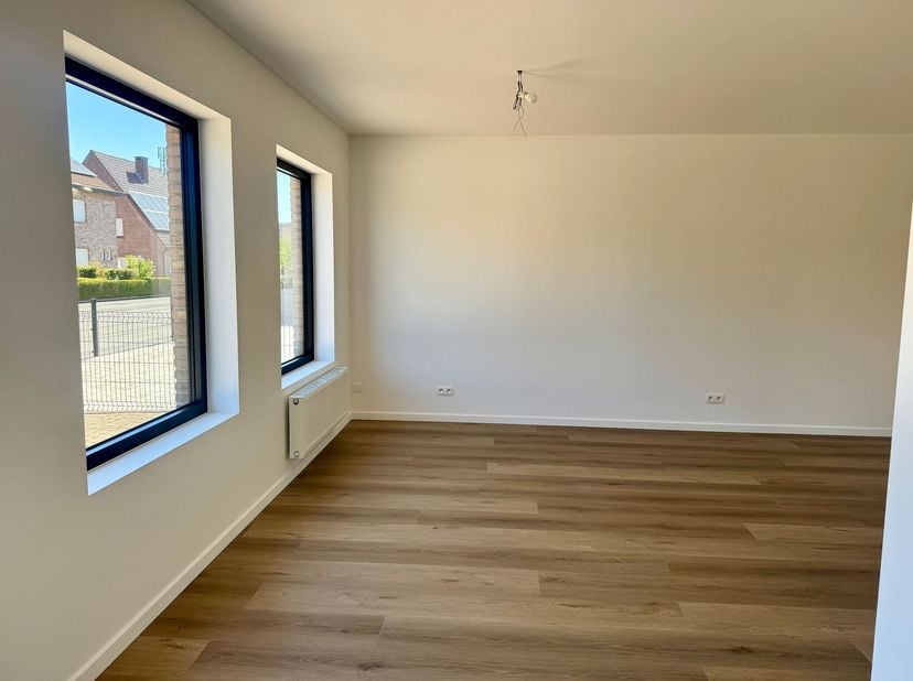 Gerenoveerde instapklare woning met 3 slaapkamers op toplocatie in Lier!<br />
Ligging<br />
Deze volledig gerenoveerde en instapklare woning is gel