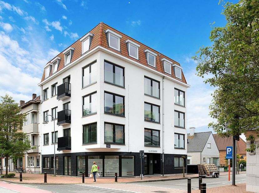 Instapklaar en leuk appartement in een gebouw gelegen op de hoek van de Bondgenotenlaan en de Oud-Strijdersstraat te Heist-aan-Zee. Een rustige liggin
