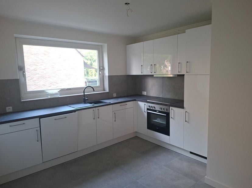 Recent gerenoveerd appartement op de 1ste verdieping te As.<br />
<br />
Dit appartement van 103m² (volgens EPC) heeft twee slaapkamers, een ingericht