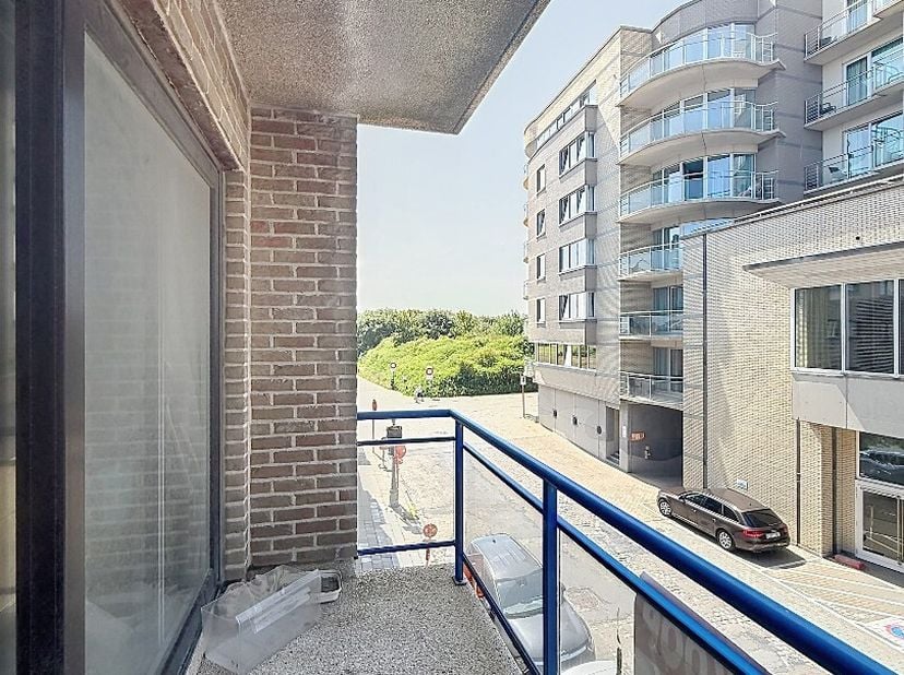 Deze studio is gelegen op de 2de verdieping van de residentie De Barkentijn II, de residentie bevindt zich vlakbij de duinen en de Zeedijk. De studio