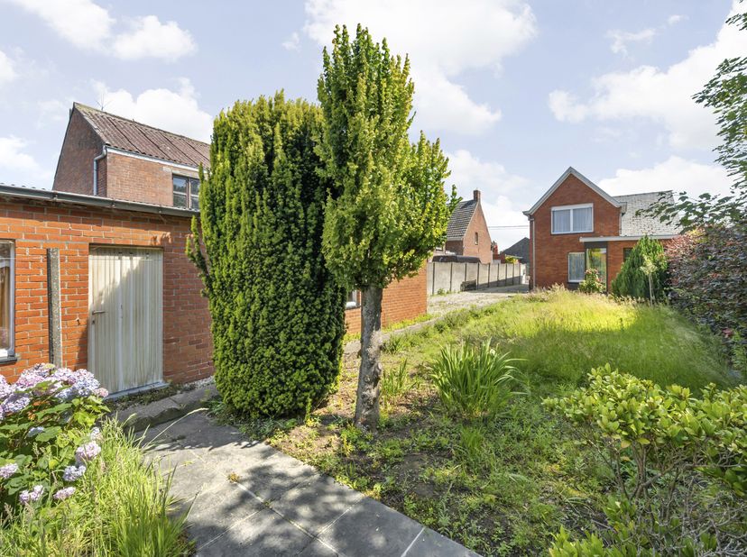 Deze alleenstaande woning is gelegen op een steenworp van het centrum van Houthulst maar is toch rustig gelegen.<br />
Op de gelijkvloerse verdieping