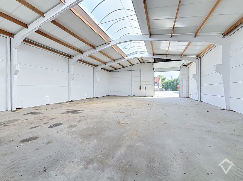 Deze opslagruimte heeft een totale oppervlakte van 285m², de afmetingen zijn: 14,50 m breedte en 19,70 m lengte. Er is een toilet en elektriciteit aan