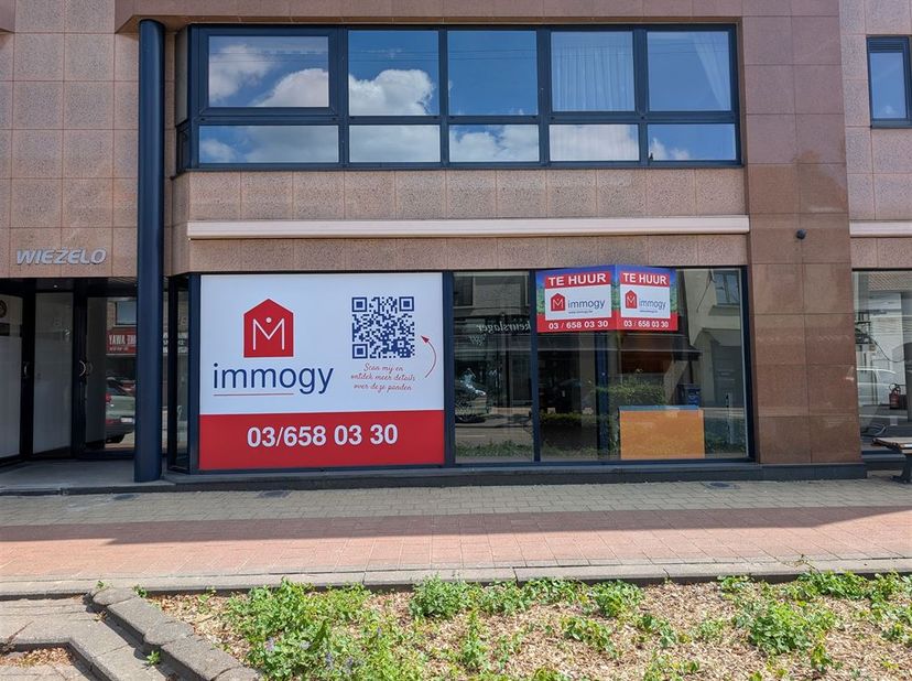 Espace commercial dans un emplacement commercial exceptionnel dans le centre de 's-Gravenwezel.  Rez-de-chaussée : espace ouvert avec accès au sous-so