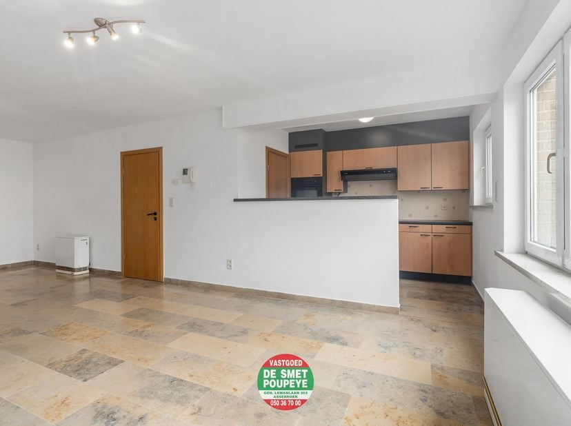 Dit gelijkvloers appartement is gelegen in een residentie op een afgesloten terrein, wat zorgt voor een veilig en rustgevend woongevoel. Bovendien bev