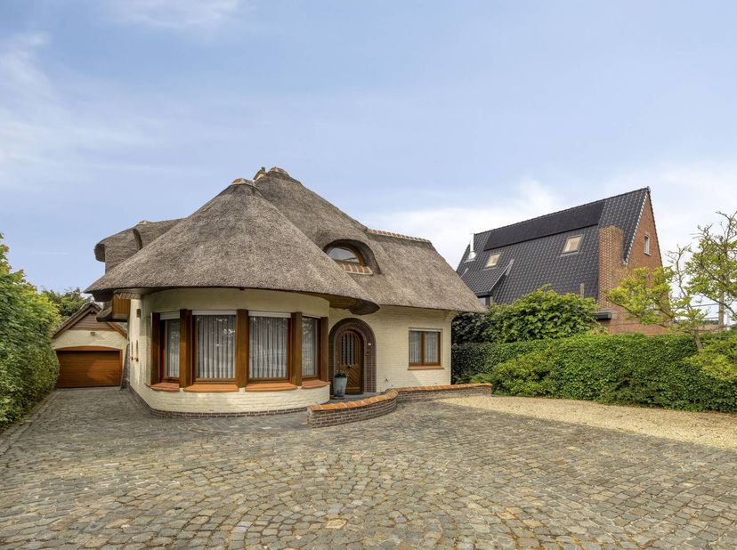Située le long de l'Oudenaardsesteenweg à Courtrai, nous trouvons cette charmante villa individuelle sur un terrain de 706 m². La maison allie une acc