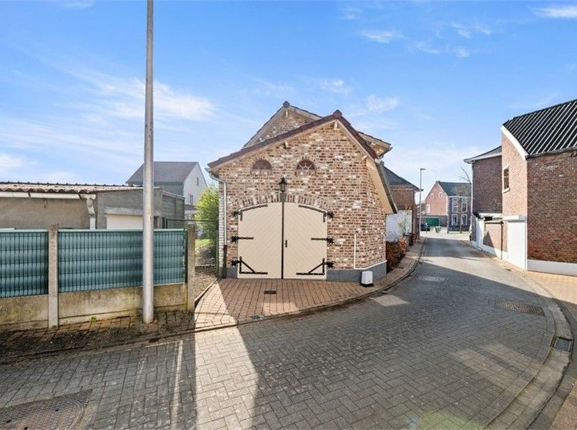In Velm, een deelgemeente van Sint-Truiden, vinden we langs de Begijnenstraat ter hoogte van nummer 3 deze charmante woning terug. We bevinden ons in