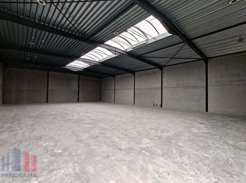 KMO-unit van 200 m² met 1 privatieve parkeerplaats te huur in&amp;nbsp;Oostkamp.&amp;nbsp;<br />
<br />
De opslagruimte is opgebouwd uit een staalconstructie