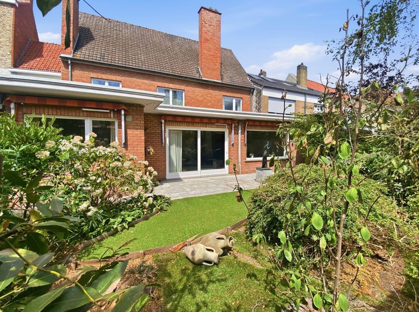 KIJKDAG ZATERDAG 22/08 VAN 10u tot 12u! (graag vooraf inschrijven) Ruime woning met praktijkruimte, garage en tuin in het hart van Veurne. Gelegen in