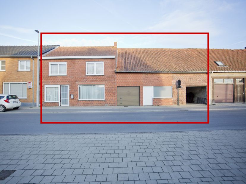 RUIME WONING<br />
<br />
Ruime woning met veel potentieel in Haringe. <br />
<br />
Dit pand heeft op het gelijkvloers twee aansluitende leefruimtes,