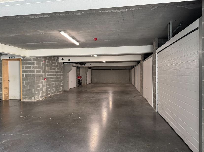 Vlot bereikbare ondergrondse staanplaats in Residentie Blanckaert te Harelbeke. De staanplaats bevindt zich in een ondergrondse parkeergarage en is be