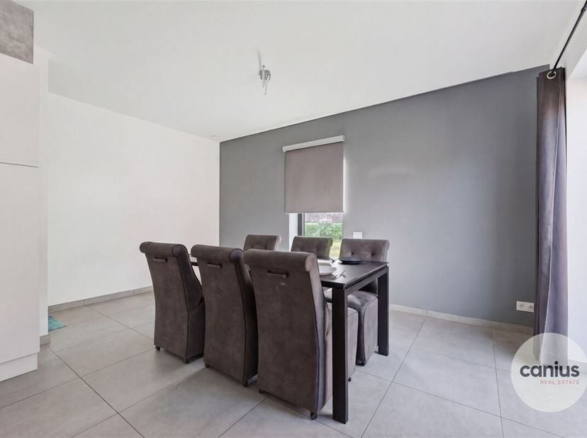 BELLE MAISON AVEC 3 CHAMBRES À COUCHER PRÈS DU CENTRE<br />
Vous cherchez une maison prête à emménager à Saint-Trond ? Cette maison économe en énergie
