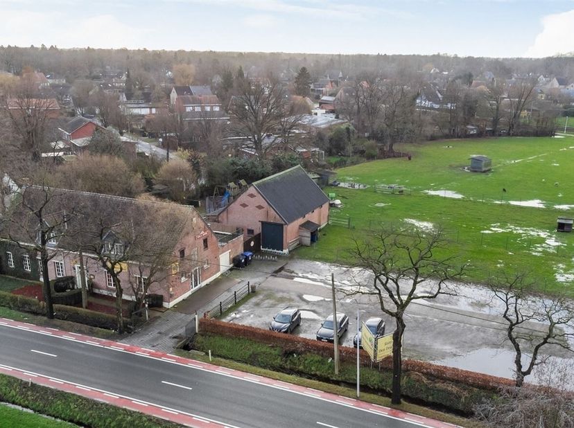 Karaktervol handelspand met parking en ruim appartement met terras in Kalmthout <br />
Het eigendom bestaat op het gelijkvloers uit een restaurant en