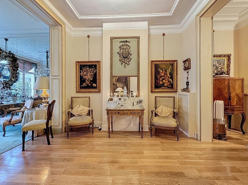 IXELLES – Herenhuis met tuin en koetshuis<br />
<br />
Dit herenhuis uit 1920 ligt vlak bij de Louizalaan en valt op door zijn 9 meter brede gevel en