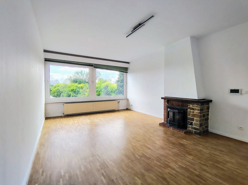 WOLUWE-SAINT-PIERRE, idéalement situé entre le Parvis Sainte-Alix et la Place Dumon (métro), lumineux APPARTEMENT de ± 87 m² (2Ch/1Sdd) avec BALCON of