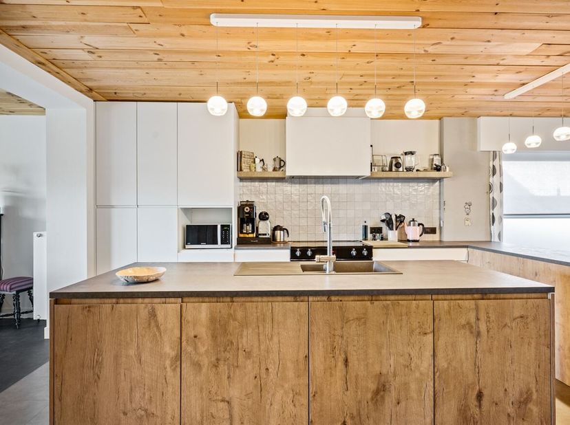Instapklare gezinswoning met 5 slaapkamers, afgewerkte zolder en gezellige tuin.<br />
Ligging:<br />
Deze ruime woning is gelegen in de Oude Molenstr
