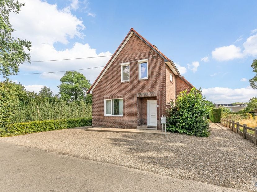 Ontdek de charme van deze woning aan het Kerkvoetpad in Dilsen-Stokkem. Gevestigd in een rustige buurt biedt dit huis een geweldige basis voor een nie