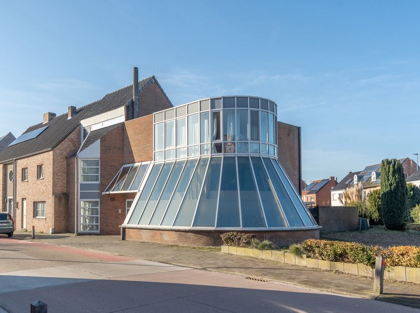 Uniek ruime woning in het hartje van Vosselaar<br />
423m² bewoonbaar | EPC: B-label | 2 keukens | 2 badkamers <br />
Opdeling naar 2 appartementen mo