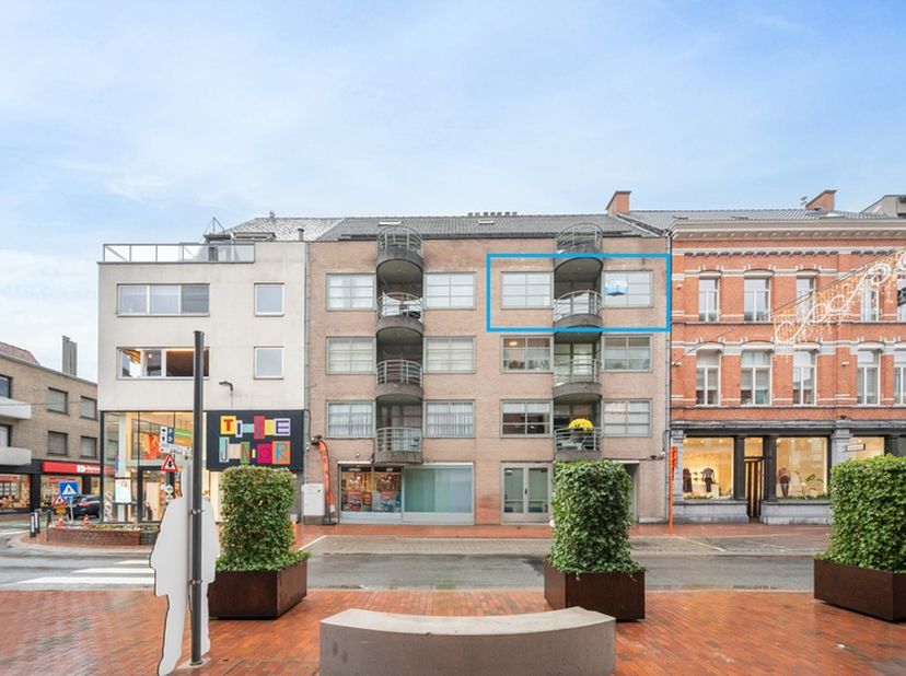 Roeselare- appartement met 3 slaapkamers<br />
<br />
Op zoek naar een gezellig en ruim appartement op een absolute toplocatie?<br />
Dan is dit stijl
