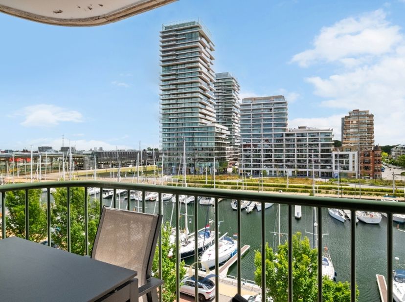 Dit charmante en instapklare 1-slaapkamerappartement beschikt over een gezellige slaaphoek en geniet van een uniek panoramisch uitzicht over de jachth