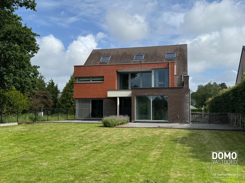Heeft u interesse? Plan uw bezoek rechtstreeks via onze website www.domovastgoed.be.<br />
<br />
Deze ruime woning ligt in een prachtige en rustige o