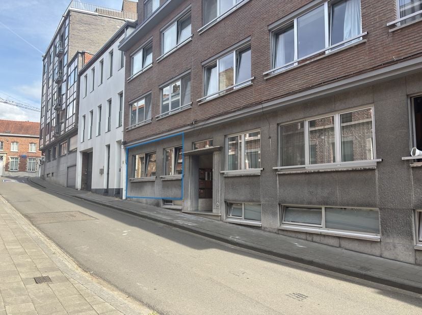Gelegen in een rustige fietsstraat, op wandelafstand van het centrum van Leuven en vlot bereikbaar via het openbaar vervoer, bevindt zich dit gemeubel