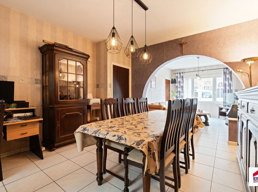 Te koop: gesloten bebouwing in het centrum van Nieuwpoort, op korte afstand van winkels, openbaar vervoer en de kust. Deze woning biedt een praktische