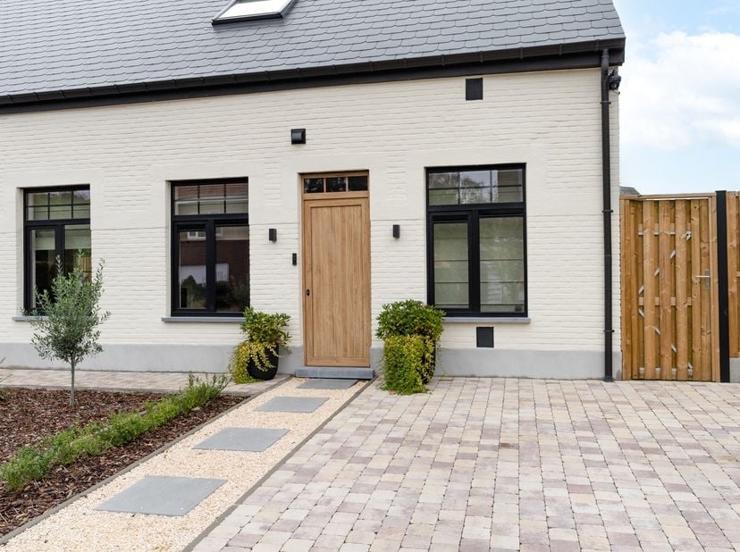 Geniet van de charme en het karakter van deze prachtige villa, gelegen op Einde 149, vlakbij het centrum van Lommel.&amp;nbsp;Met een bewoonbare oppervlak