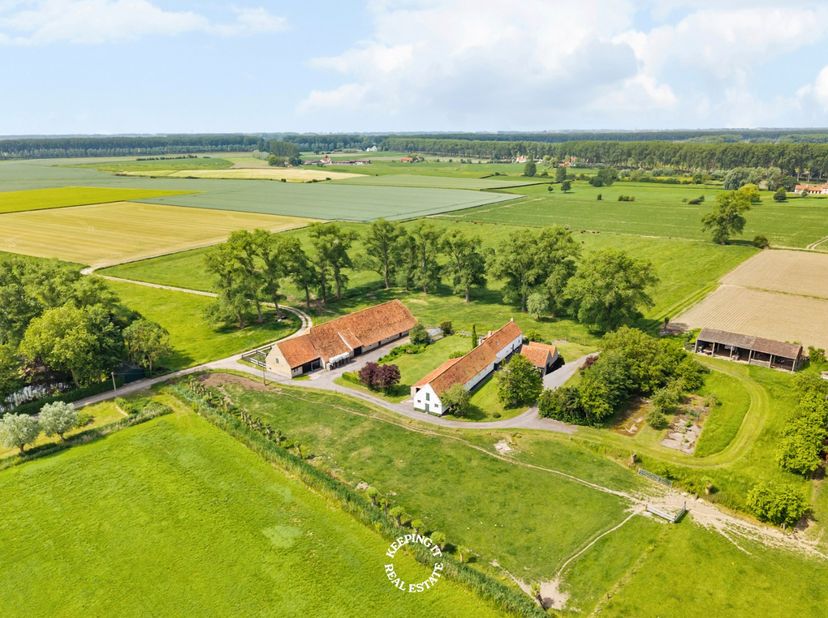 Verscholen in het idyllische polderlandschap van Damme, te Vlienderhaag 3, bevindt zich de authentieke Schaapsdijkhoeve: een zeldzaam en indrukwekkend