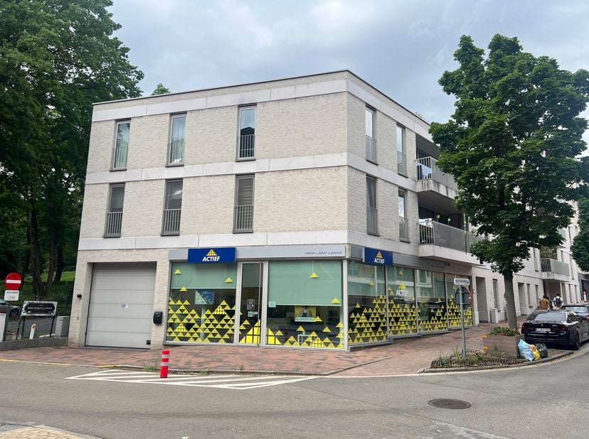 Ruim appartement met uniek groen uitzicht in hartje Genk.<br />
Ontdek dit ruime en lichtrijke appartement, ideaal gelegen in het centrum van Genk. Hi