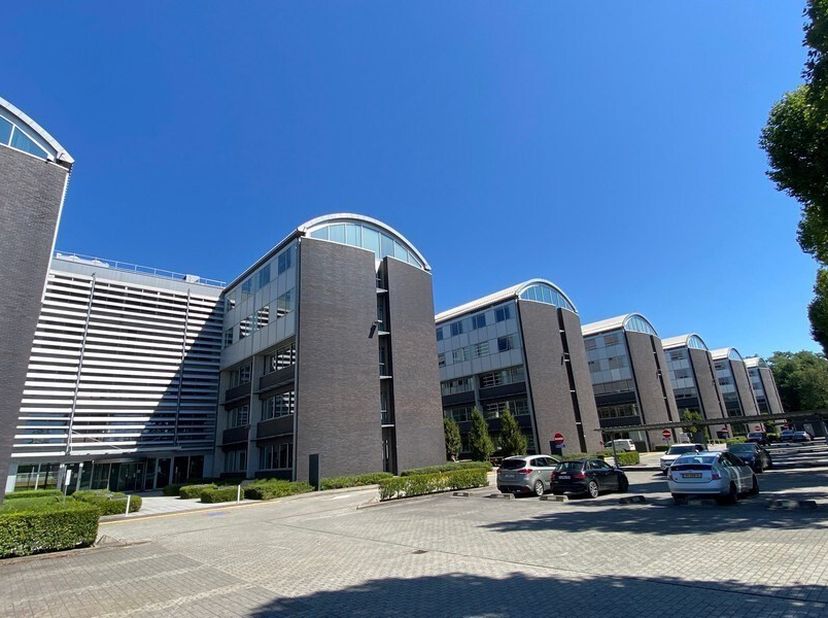 415m² kantoren op 1e verdieping in blok A van Axxes Business Park<br />
Ligging: vlakbij afrit E40 en R4 met vlotte verbinding naar E17; bushalte voor