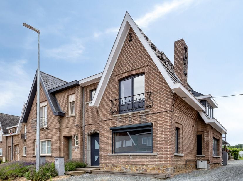Vous recherchez une maison offrant de nombreuses possibilités et bien située ? Ne cherchez plus ! Cette maison dispose d'une terrasse, d'une aire de j
