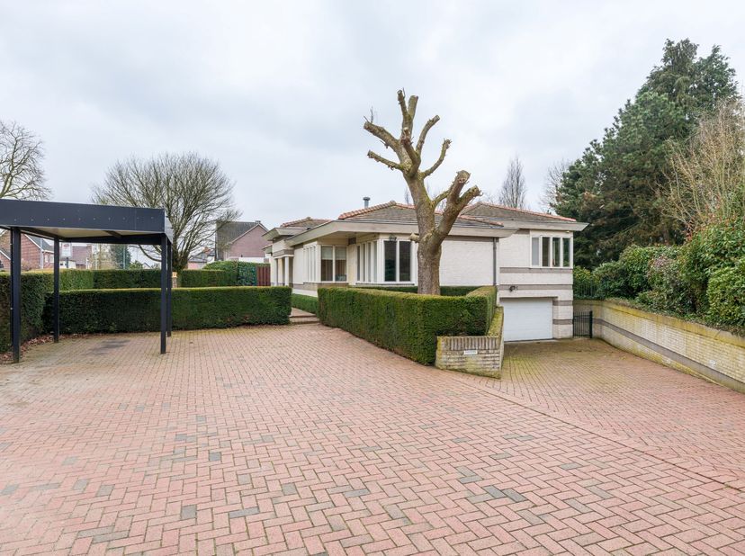 Prachtige woning met mooie privétuin en aansluitend weiland met een totale perceel oppervlakte van 5.908 m². De woning beschikt over een inkomhal met