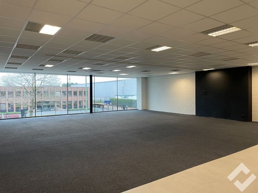 Landscape kantoor te huur gelegen in industriezone NOLIM-park, een goed bereikbare locatie met verbindingsweg N71 Ringlaan en N74 Noord-Zuidverbinding