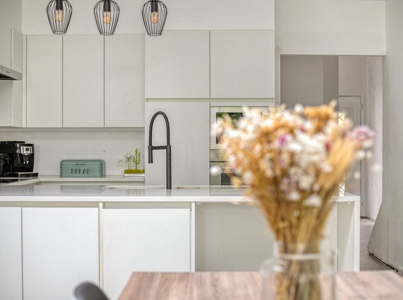 Op zoek naar een instapklare woning die een modern interieur combineert met de technologie van morgen? Deze in 2023 prachtig gerenoveerde woning in de