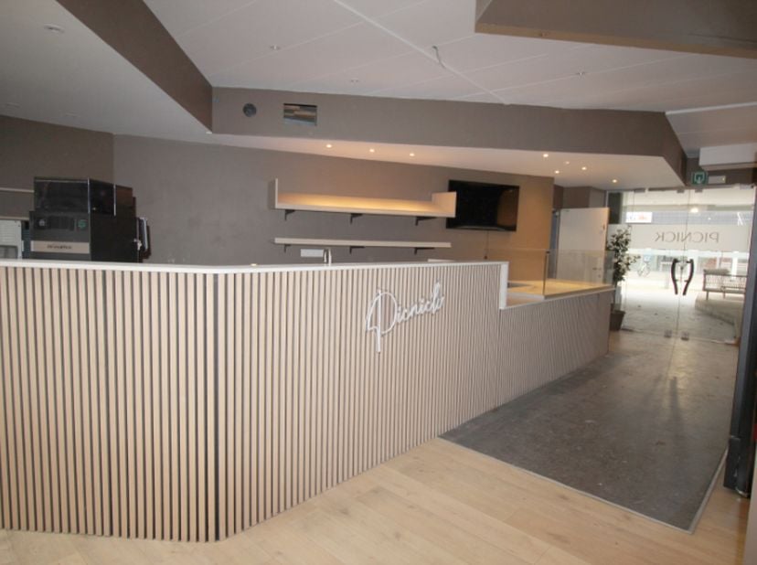 Handelspand was ingericht als ijsjessalon en erna als ontbijt/broodjeszaak. Gelegen in de commerciële Tolpoortstraat. Het pand heeft heel wat ruimte.