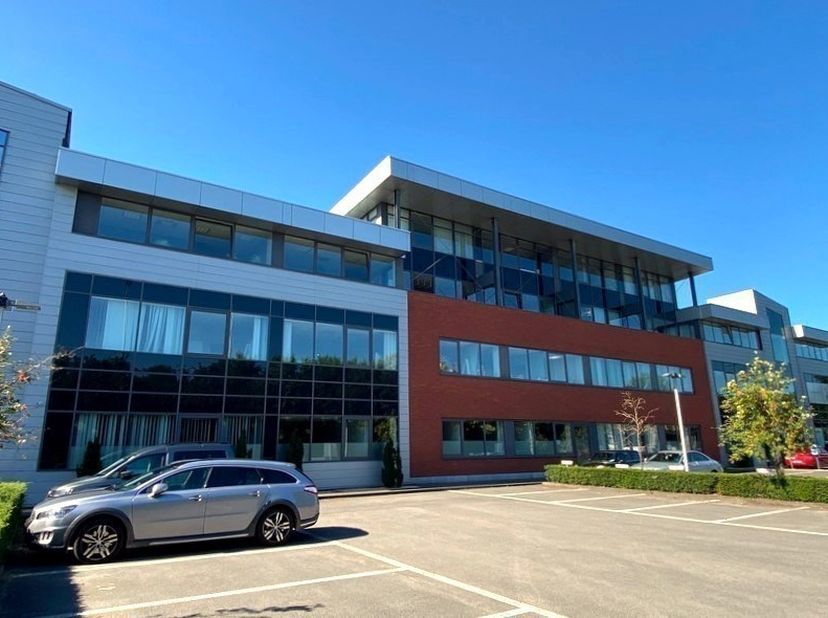 621m² kantoorruimte bestaande uit 556m² kantoor op de eerste verdieping met 65m² vergaderrruimte op de tweede verdieping<br />
Ligging: vlakbij afrit