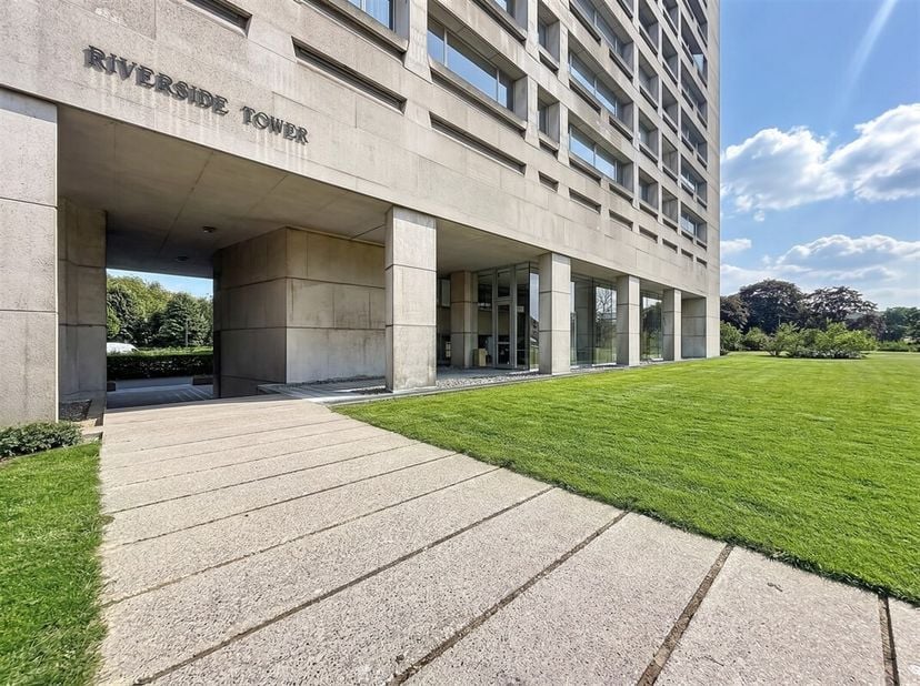 RUIM 2-SLAAPKAMERAPPARTEMENT MET ONDERGRONDSE PARKEERPLAATS OP HET 6DE VERDIEP VAN DE GEGEERDE RIVERSIDE TOWER OP LINKEROEVER!<br />
BEZOEK te reserve