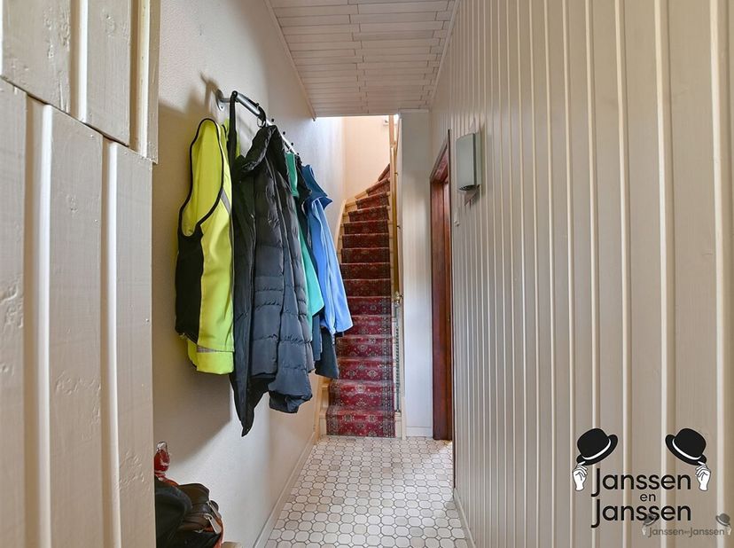 Knusse woning in centrum Hamme<br />
Deze eengezinswoning is centraal gelegen.<br />
Je kan de woning betreden via de hoofdingang, zo kom je in de lee