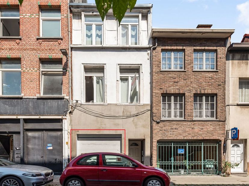 Handelshuis met bovenwoning in commerciële wijk in Merksem!<br />
Uitstekend opbrengsteigendom op een centrale ligging in de Doelhofstraat, een zijstr