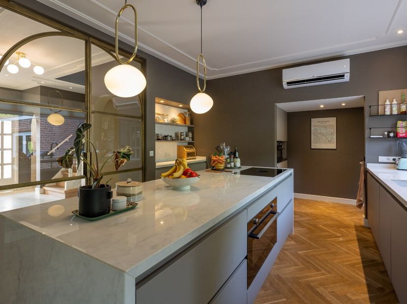 Deze karakteristieke en indrukwekkende villa op een perceel van 55a62ca (5.562 m²) wordt verkocht!<br />
De villa bevindt zich op een fijne locatie in