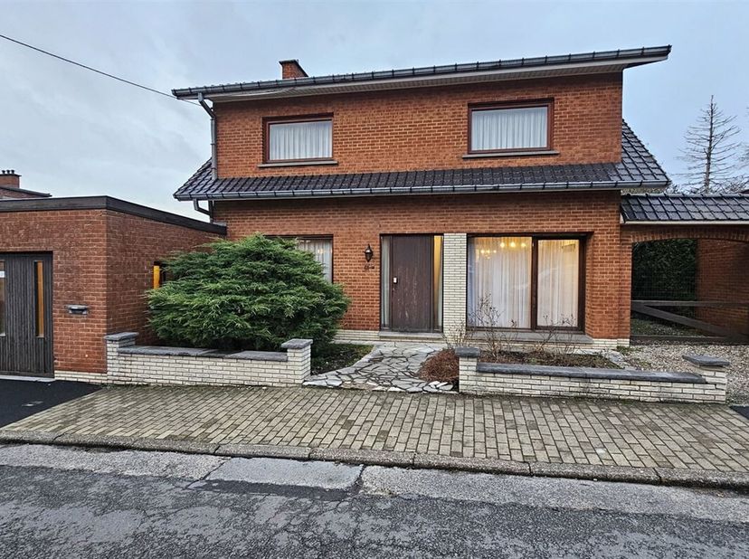 SOUS OPTION - PLUS DE VSITE - Prix: Offre à partir de 199.000 euros, frais d'agence non inclus et à charge de l'acquéreur.<br />
Maison en semi plain-