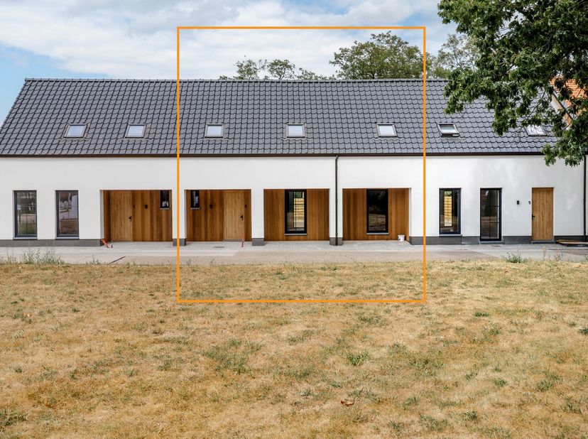 Ontdek de tijdloze charme van deze prachtige woning gelegen aan de Guillaumelaan in Leopoldsburg. Deze CASCO + afgewerkte woning, gebouwd in 1918 en g