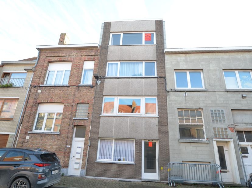 Appartement op de 3de verdieping in een kleine residentie, centraal gelegen in de buurt van het Vlaams Plein.<br />
<br />
Indeling:<br />
<br />
Inko